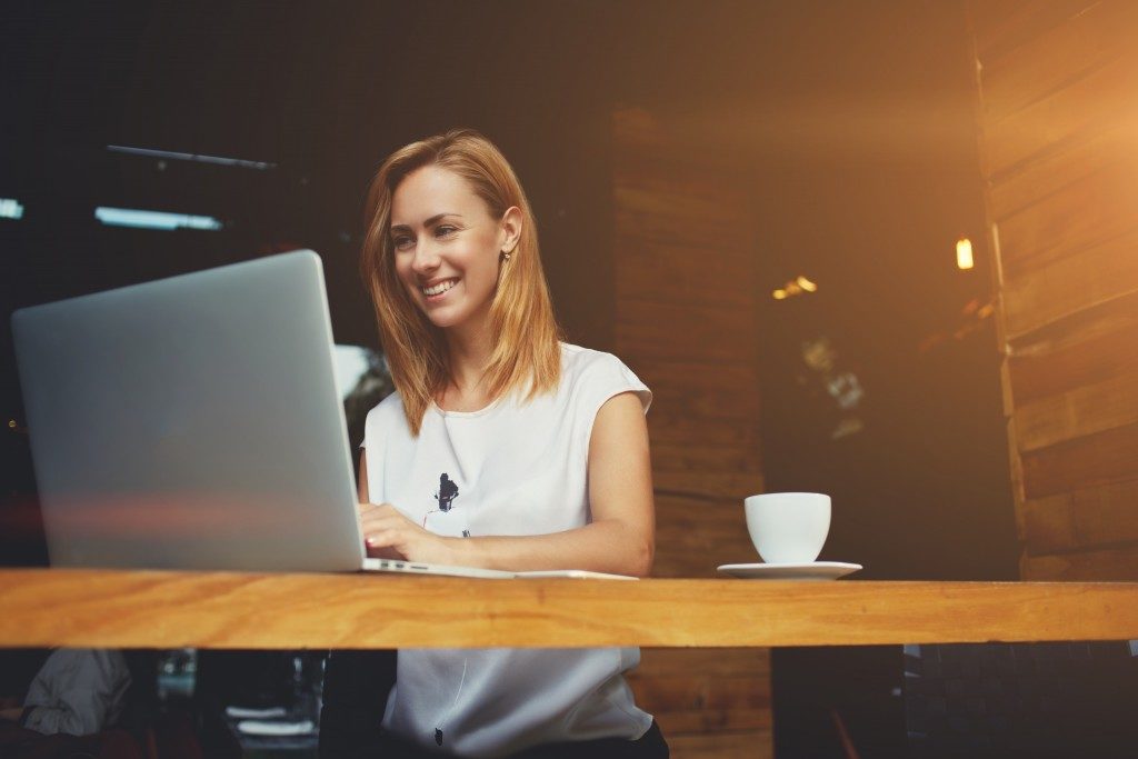 woman working in a coffee shop